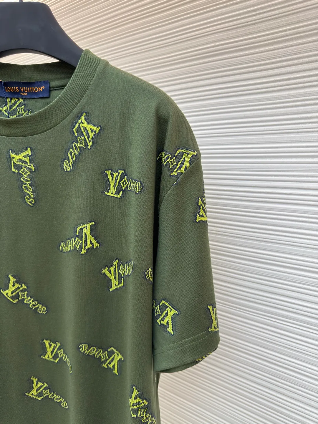 LOUIS VUITTON cut-out letter T-shirt ●Authentic product: purchased and developed at 8950 ●Item number: 1680397-A85 ●Fabric: combed cotton yarn fabric ●Technology: washed production ●Version: fitted version ●Weight: about 255 grams ●Size: XS-S-M-L ●Description: The fabric is made of 60S double-ply combed cotton yarn. The color of the bulk yarn is ordered and dyed. The Y version is purchased and the hem fabric is disassembled to analyze the yarn parameters. The green embryo is woven using a 60s double-ply ring-spun yarn and an 8-cylinder fly knitting circular knitting machine. All the base and yarn threads of the gray fabric are machine-trimmed. The yarn loss rate of the gray fabric is as high as 40%. The high cost of raw material loss increases dramatically. In the later stage, an air cylinder is used for high-temperature and high-pressure washing water setting + liquid ammonia soaking to make the tissue between the yarns tighter. The overall fabric surface is flat and the reference Y version of the garment is cut by hand with front and rear positioning flowers. The overall wiring is straight and delicate, the fabric is comfortable and soft, and the color is consistent without color difference. It can be matched with the same style to create a fashionable look and control various occasions. Customized accessories, complete with three standards, same style for men and women!